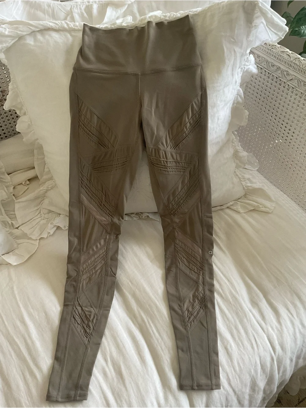 ALO - High-Waist Block Mesh Leggings - Nude - Picture 2 of 9